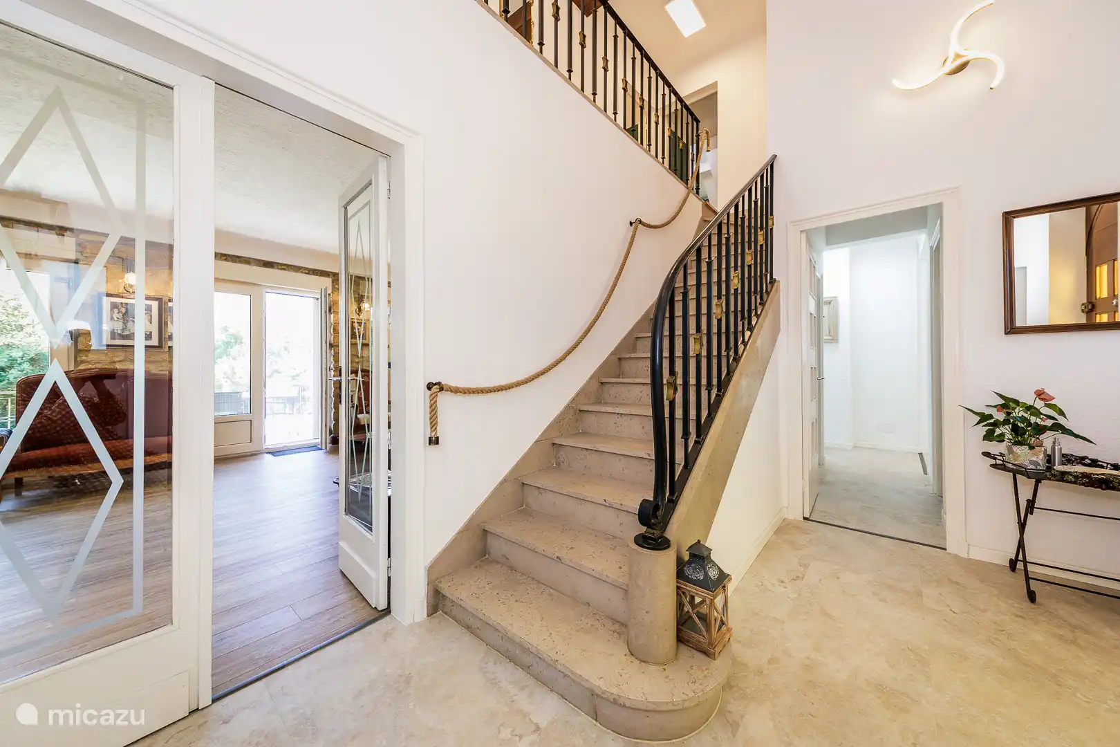 Saal mit Treppe nach oben