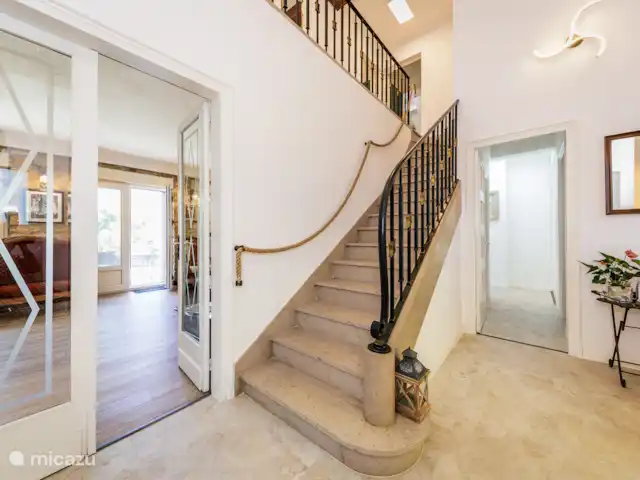 Villa les Deux Roues en Francia, Dordoña, Carsac - casa vacacional Vestíbulo con escaleras hasta la cima