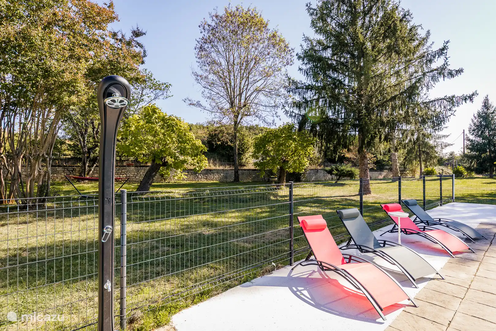 Privater Swimmingpool mit Außendusche und Liegestühlen