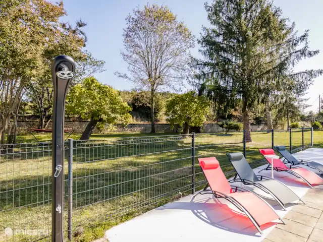 Villa les Deux Roues en Francia, Dordoña, Carsac - casa vacacional Piscina privada con ducha exterior y tumbonas
