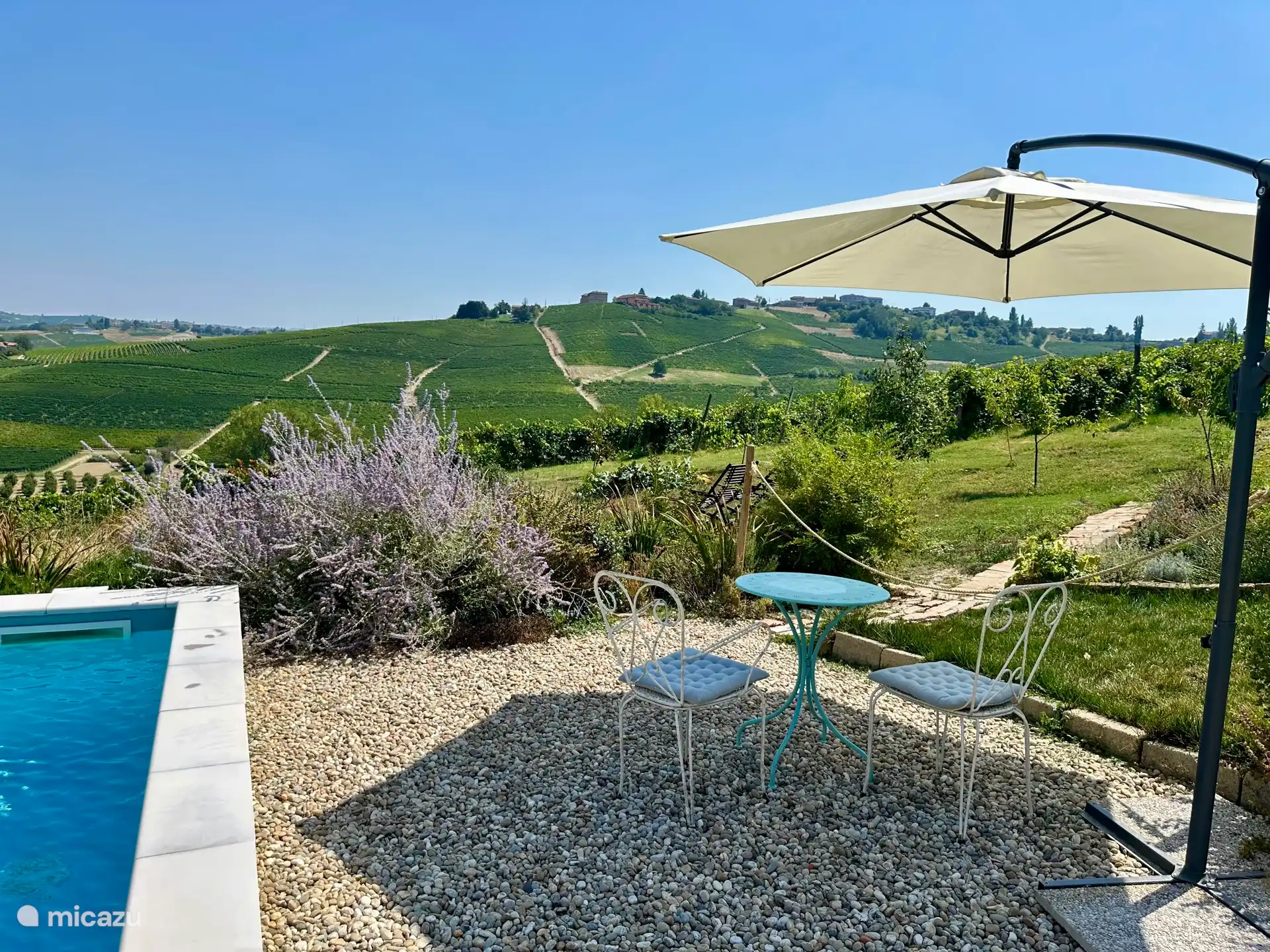 Nuestra piscina de agua salada rodeada de impresionantes vistas