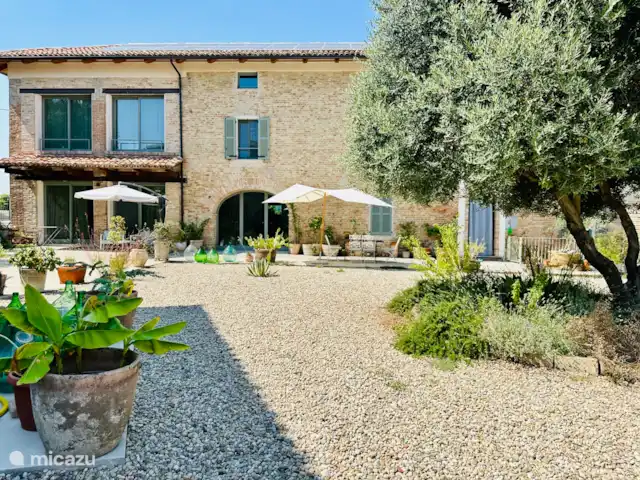 Bricco Aivè Belvedere - Réservé aux adultes | Italie, Piémont, Costigliole d'Asti - appartement Le jardin Bricco Aivè avec ses magnifiques oliviers et lavandes.