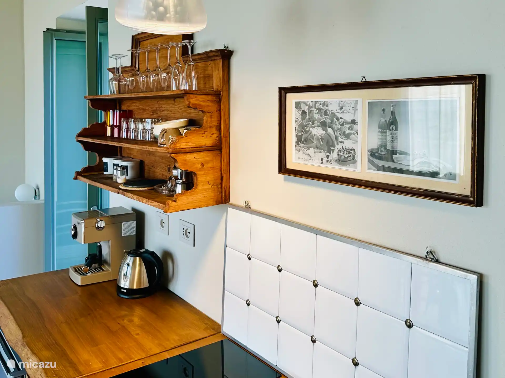 Cocina americana con cafetera y hervidor