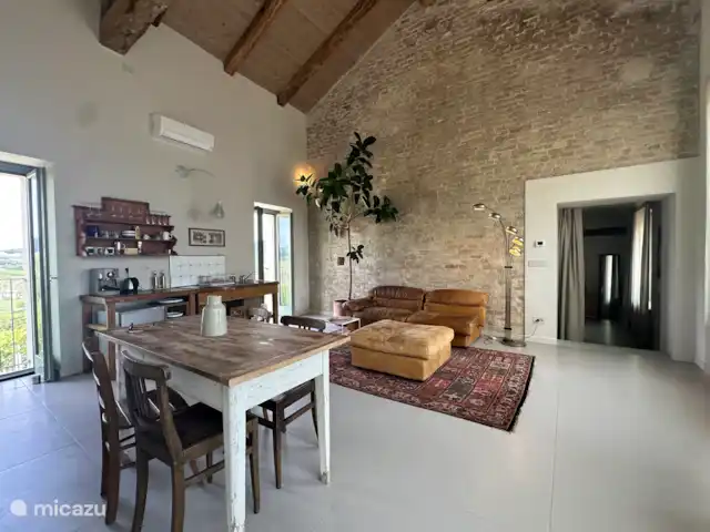 Bricco Aivè Belvedere - Réservé aux adultes | Italie, Piémont, Costigliole d'Asti - appartement Espace de vie avec kitchenette et canapés confortables pour profiter de la vue.