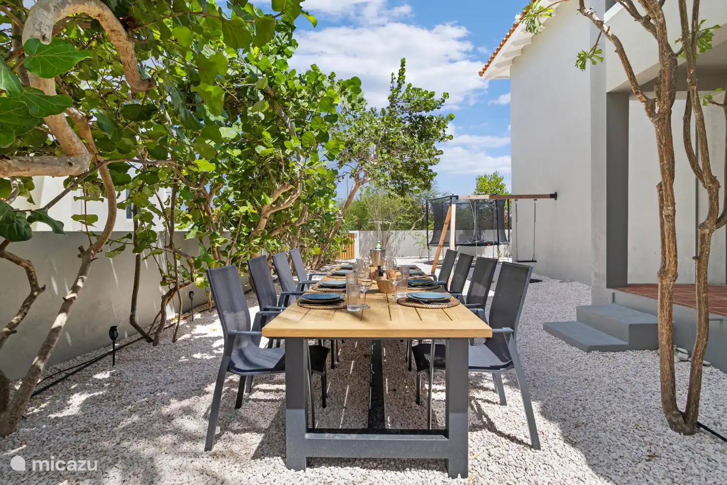 Ein Esstisch für 10 Personen