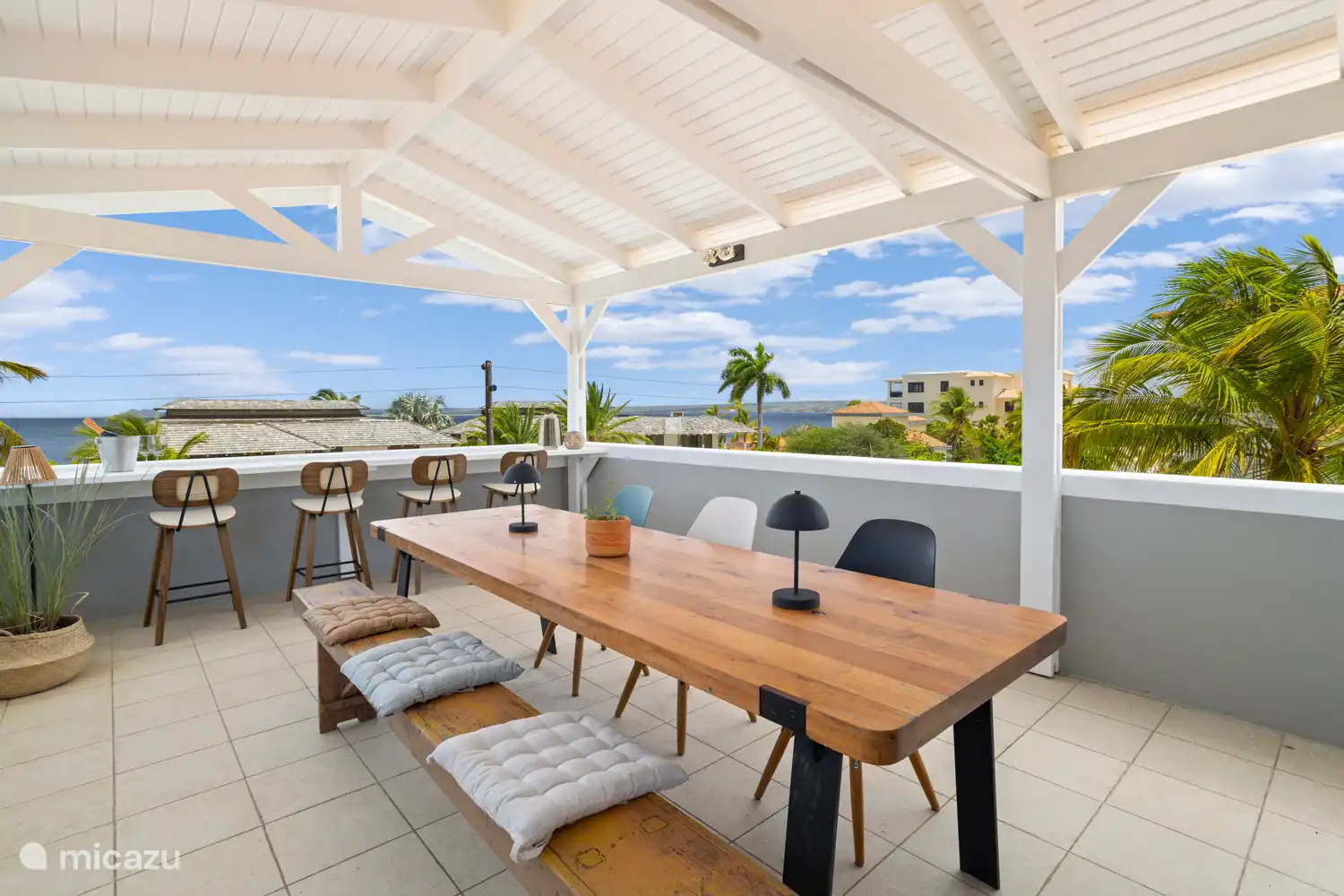 Dachterrasse mit gemütlichem Tisch und Bar