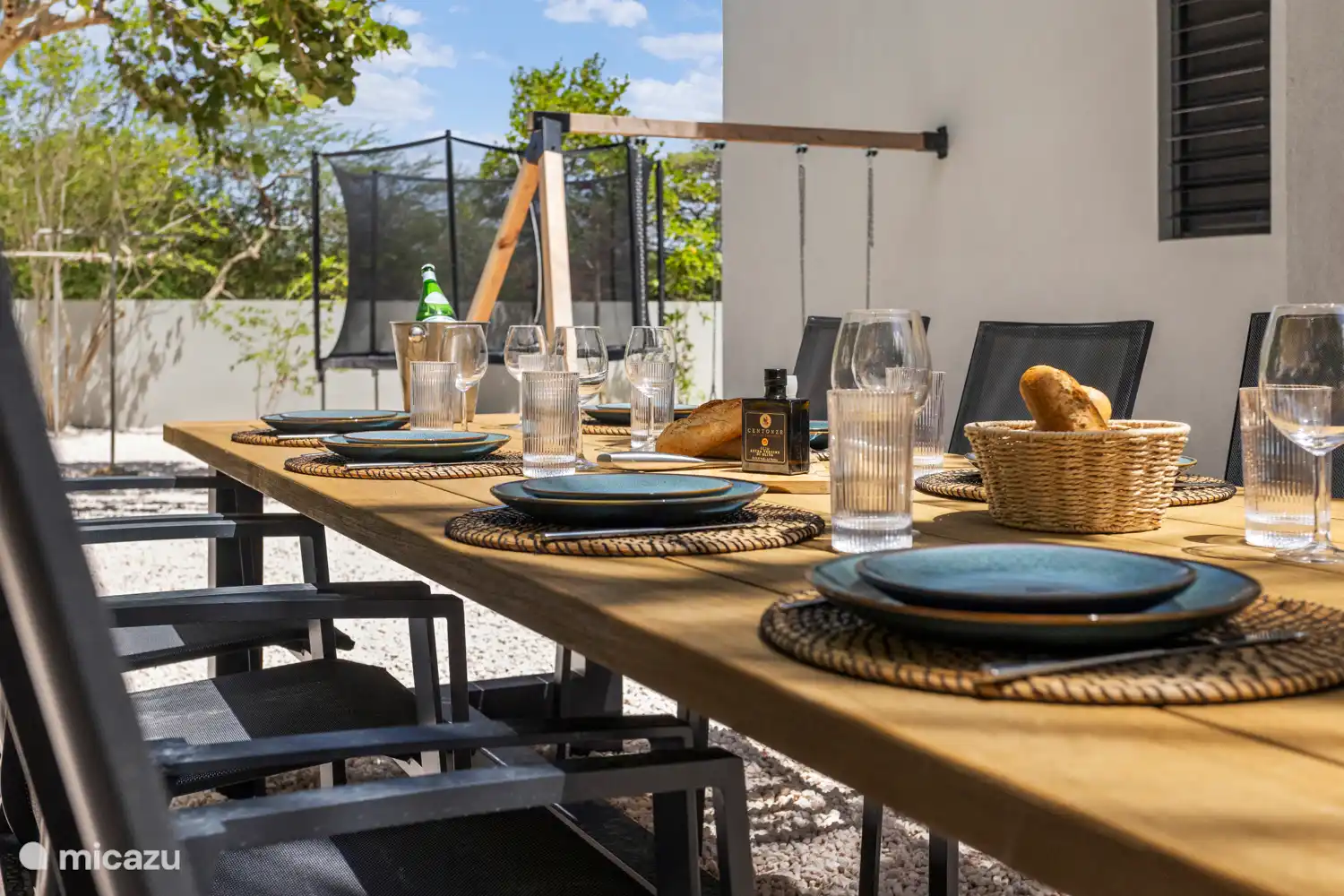 Ein Esstisch für 10 Personen