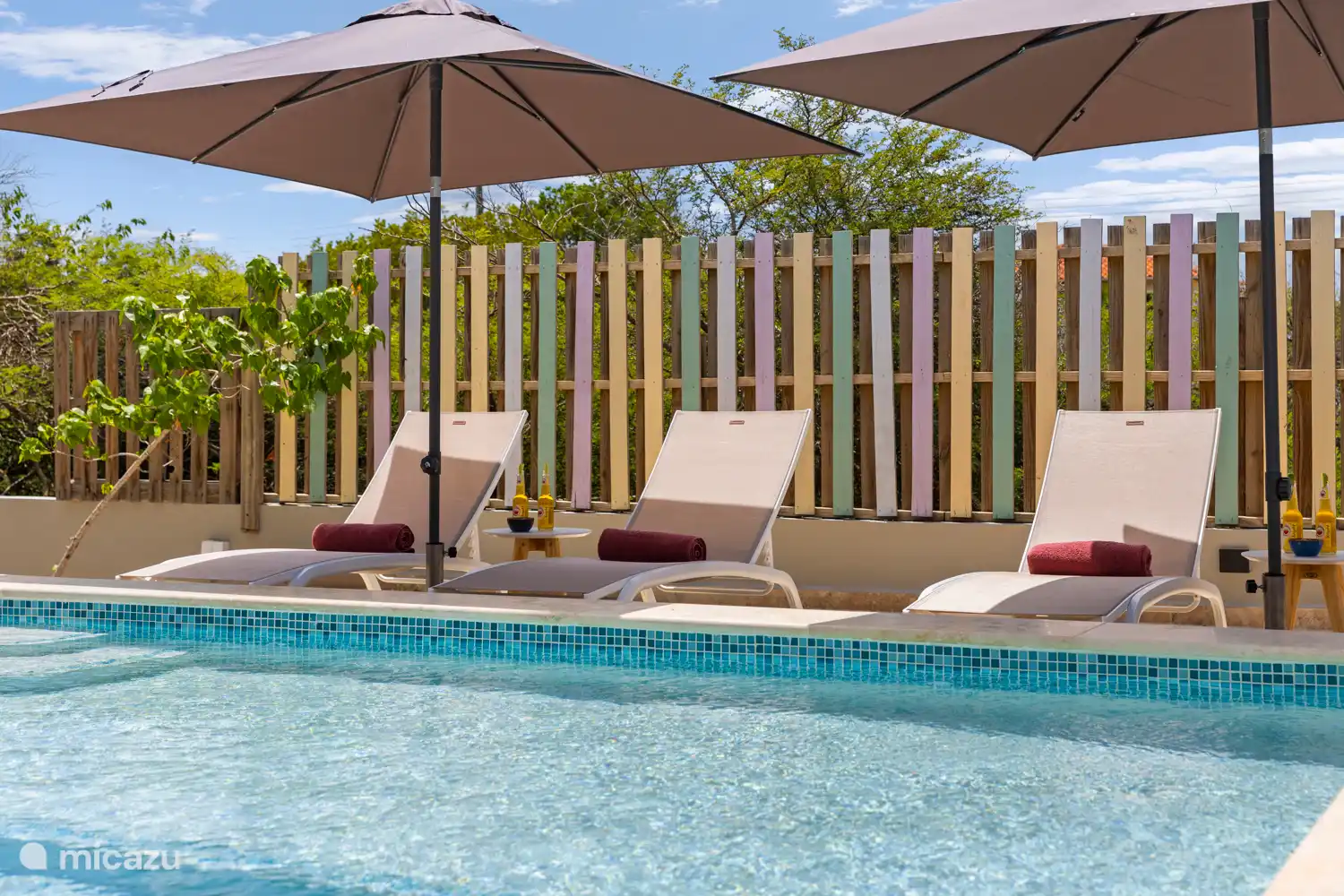 Magnesium-Schwimmbad mit Sonnenliegen. Magnesium bietet viele Vorteile gegenüber herkömmlichen Chlorbädern und ist sanft zur Haut