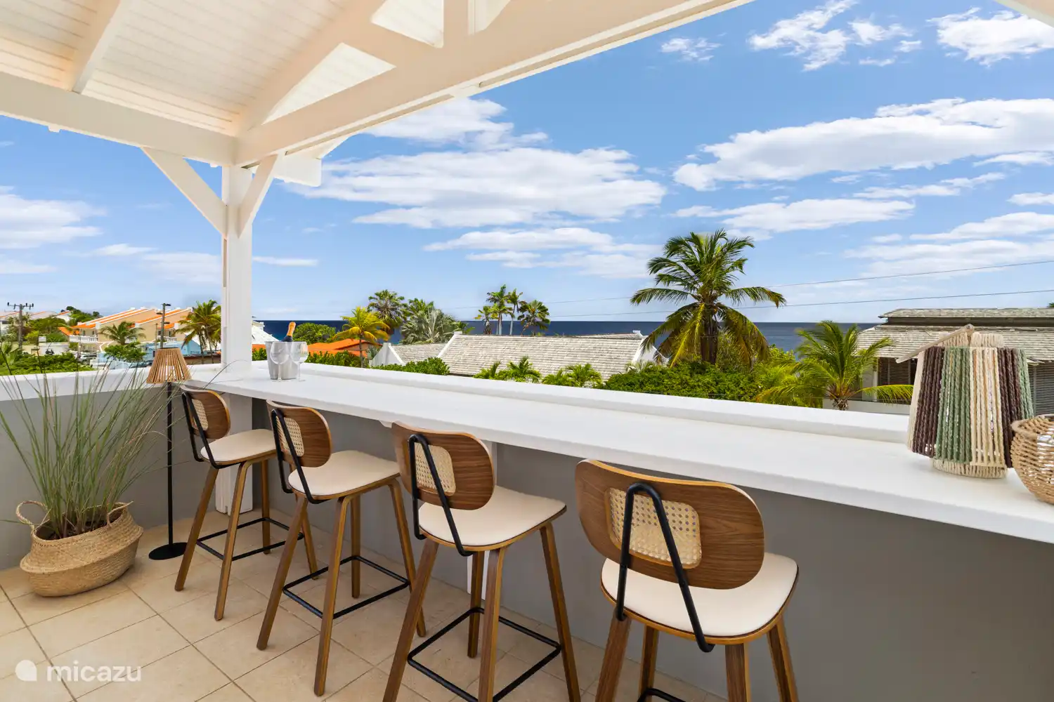 Dachterrasse mit gemütlichem Tisch und Bar