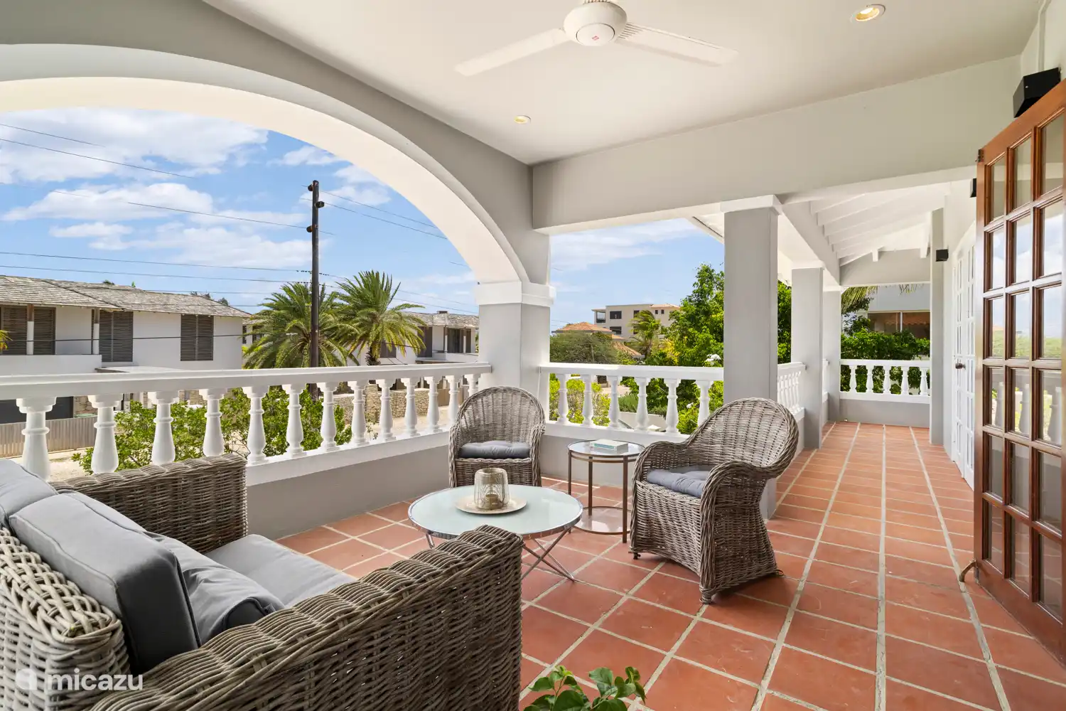 Sitzbereich auf dem Balkon an der Vorderseite der Villa Pasando