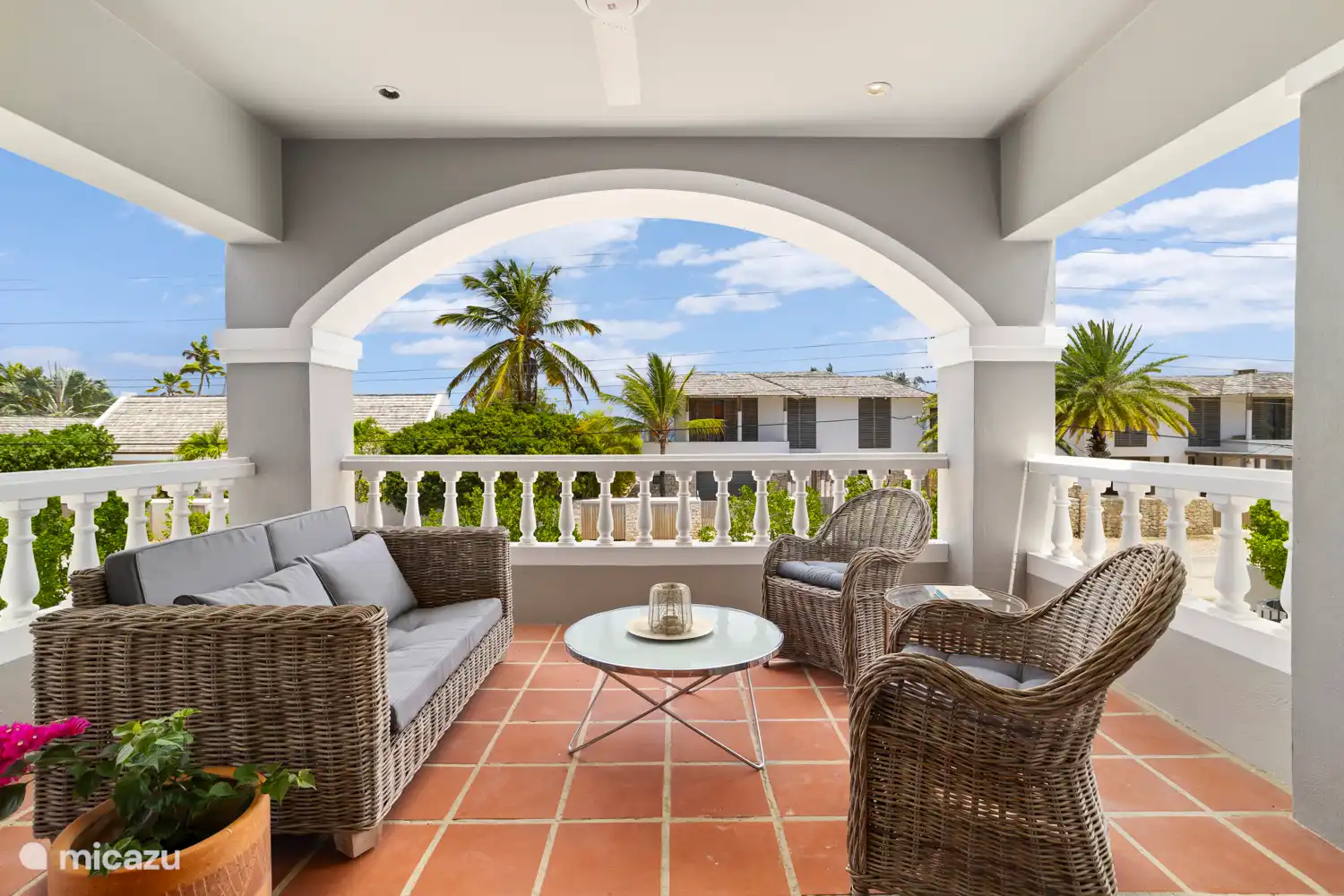 Sitzbereich auf dem Balkon an der Vorderseite der Villa Pasando