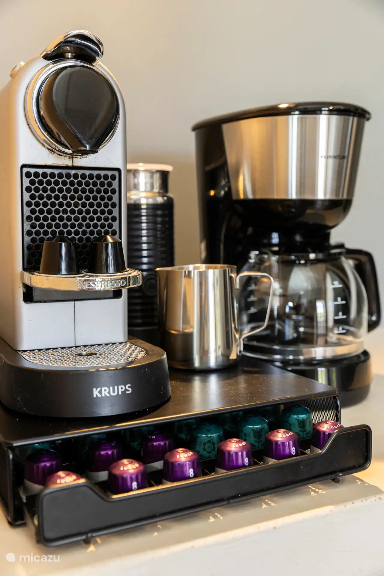 Für Kaffeeliebhaber gibt es eine Krups und eine Filterkaffeemaschine