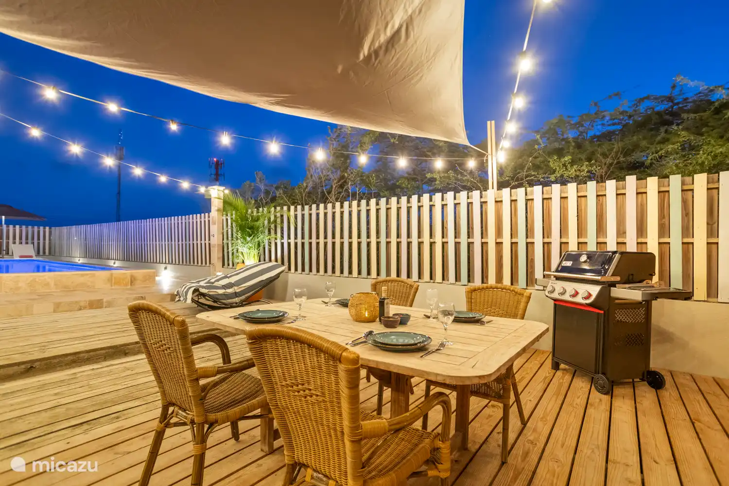 Auch am Abend herrscht viel Stimmung am Pool