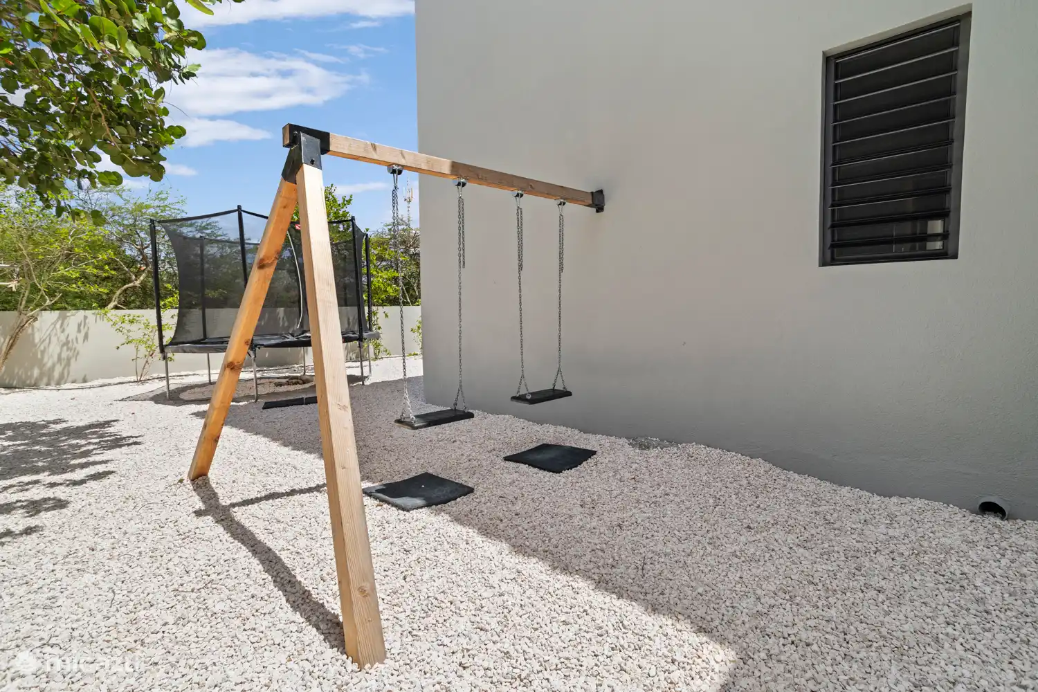 Für die Kinder gibt es eine Schaukel und ein Trampolin im Garten