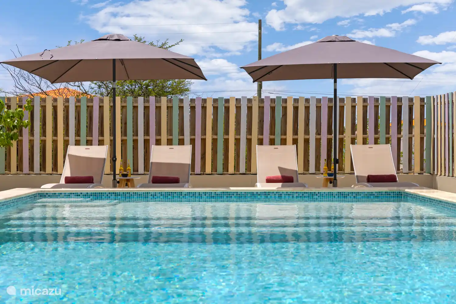 Schwimmbad mit 4 schönen Liegestühlen