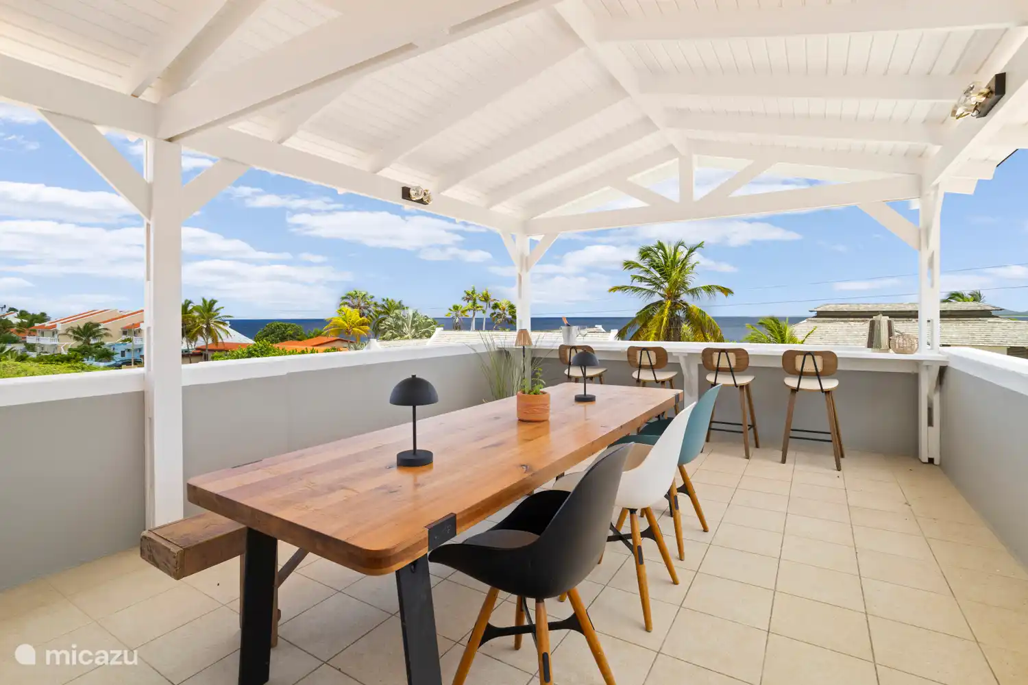 Dachterrasse mit gemütlichem Tisch und Bar