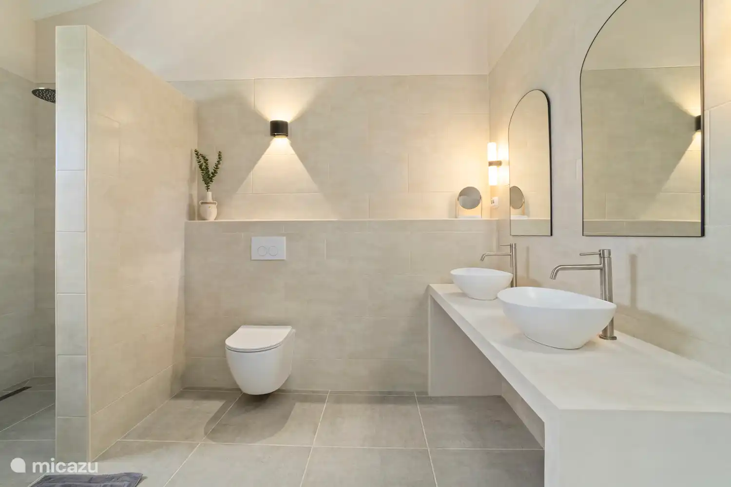 Badezimmer im Hauptschlafzimmer 