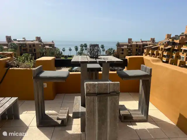 Los Granados del Mar | Espagne, Costa del Sol, Estepona - appartement À cette table de bar, vous avez une vue imprenable sur le jardin.