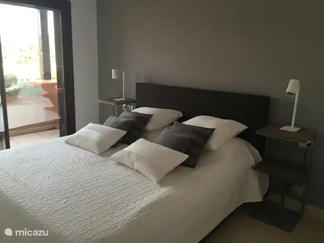 Los Granados del Mar | Espagne, Costa del Sol, Estepona - appartement 3 chambres disposent d’un grand lit double.