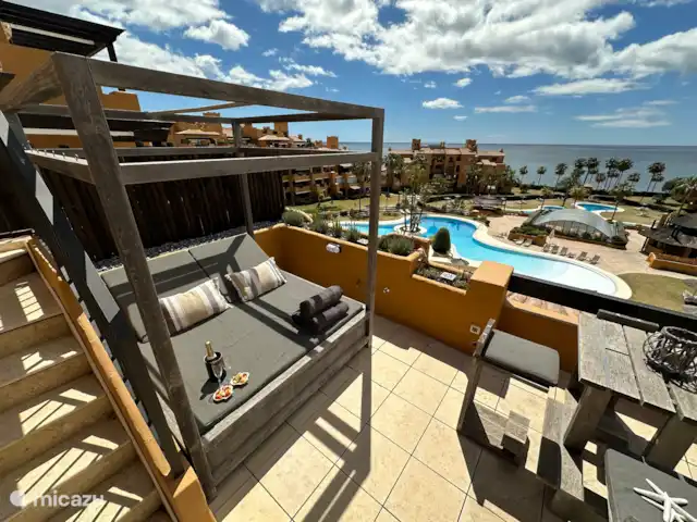 Los Granados del Mar | Espagne, Costa del Sol, Estepona - appartement Le balcon est grand et entièrement équipé. Table à manger, salon de salon, transats, table de bar. Out ne veut même plus descendre.