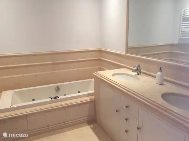 Los Granados del Mar | Espagne, Costa del Sol, Estepona - appartement La salle de bain de la chambre principale dispose d’une douche séparée.