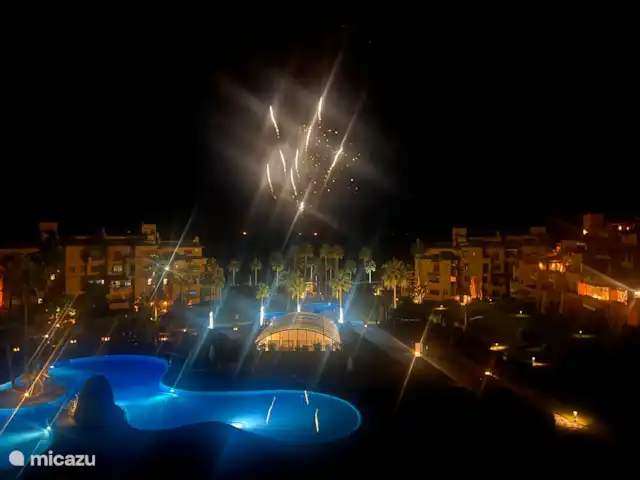 Los Granados del Mar | Espagne, Costa del Sol, Estepona - appartement De beaux feux d’artifice dans notre propre complexe le soir du Nouvel An.