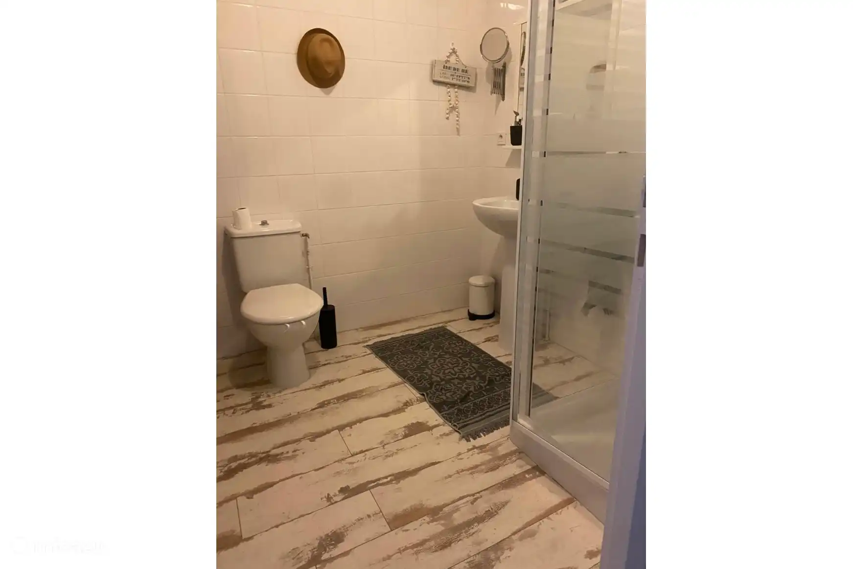 Badezimmer 1 (im Zwischengeschoss)