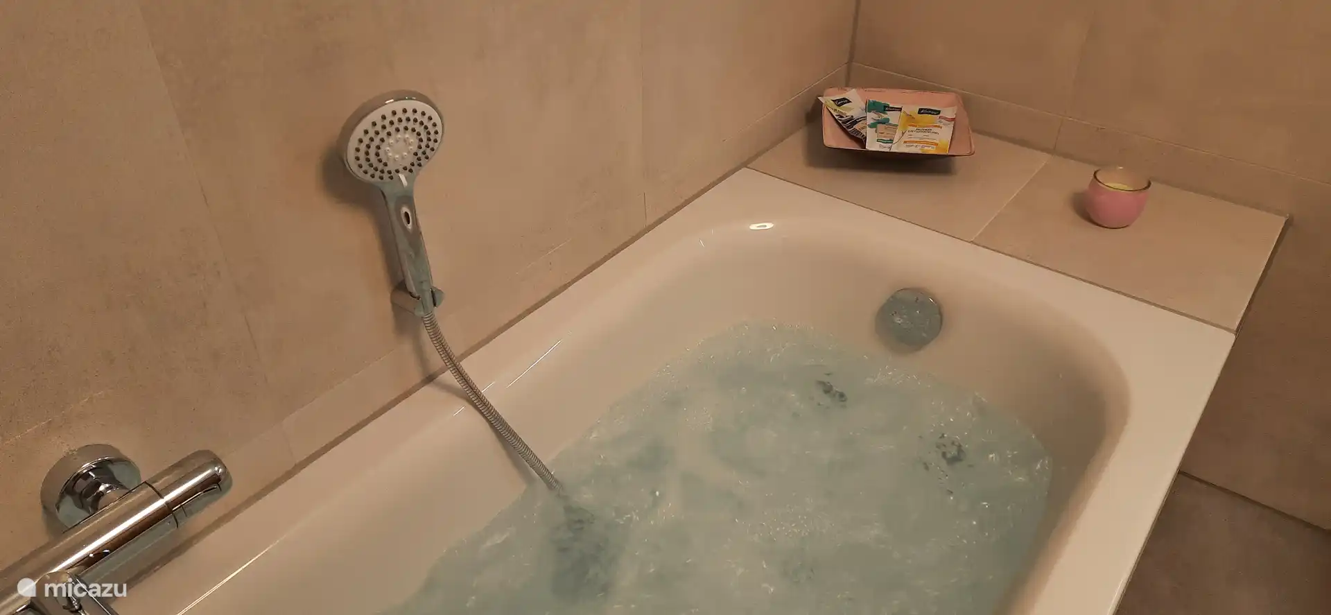 Bathtub with whirlpool function 
