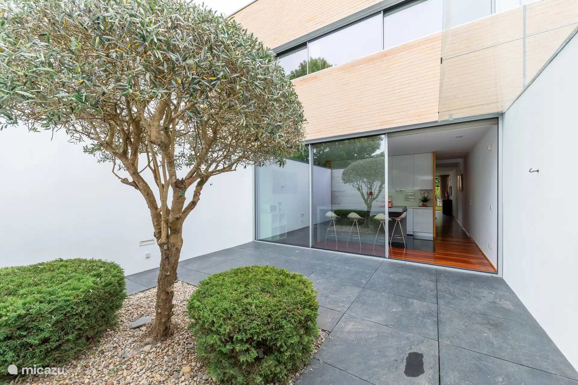 Terrasse neben der Küche mit einer Hängematte zum Entspannen.