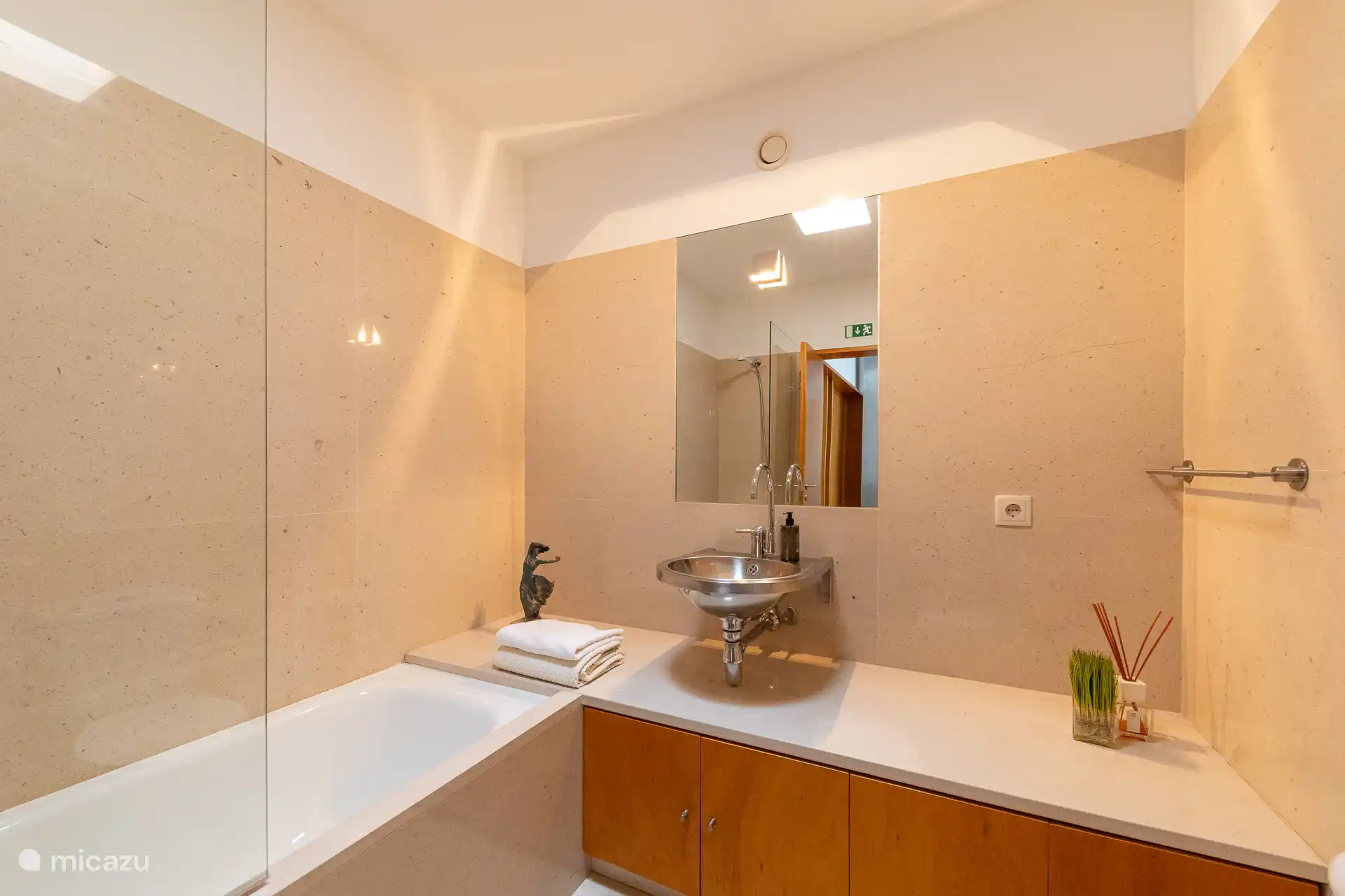 Geräumiges Gemeinschaftsbad, günstig zwischen den beiden Schlafzimmern gelegen.