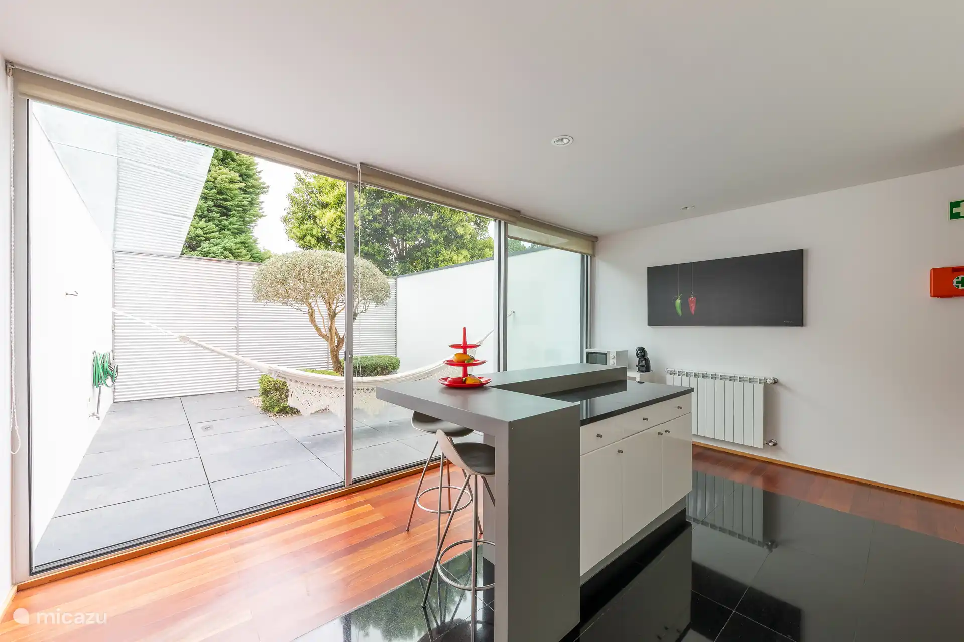 Helle, moderne Küche, komplett ausgestattet mit allem Notwendigen für ein herrliches Kocherlebnis.