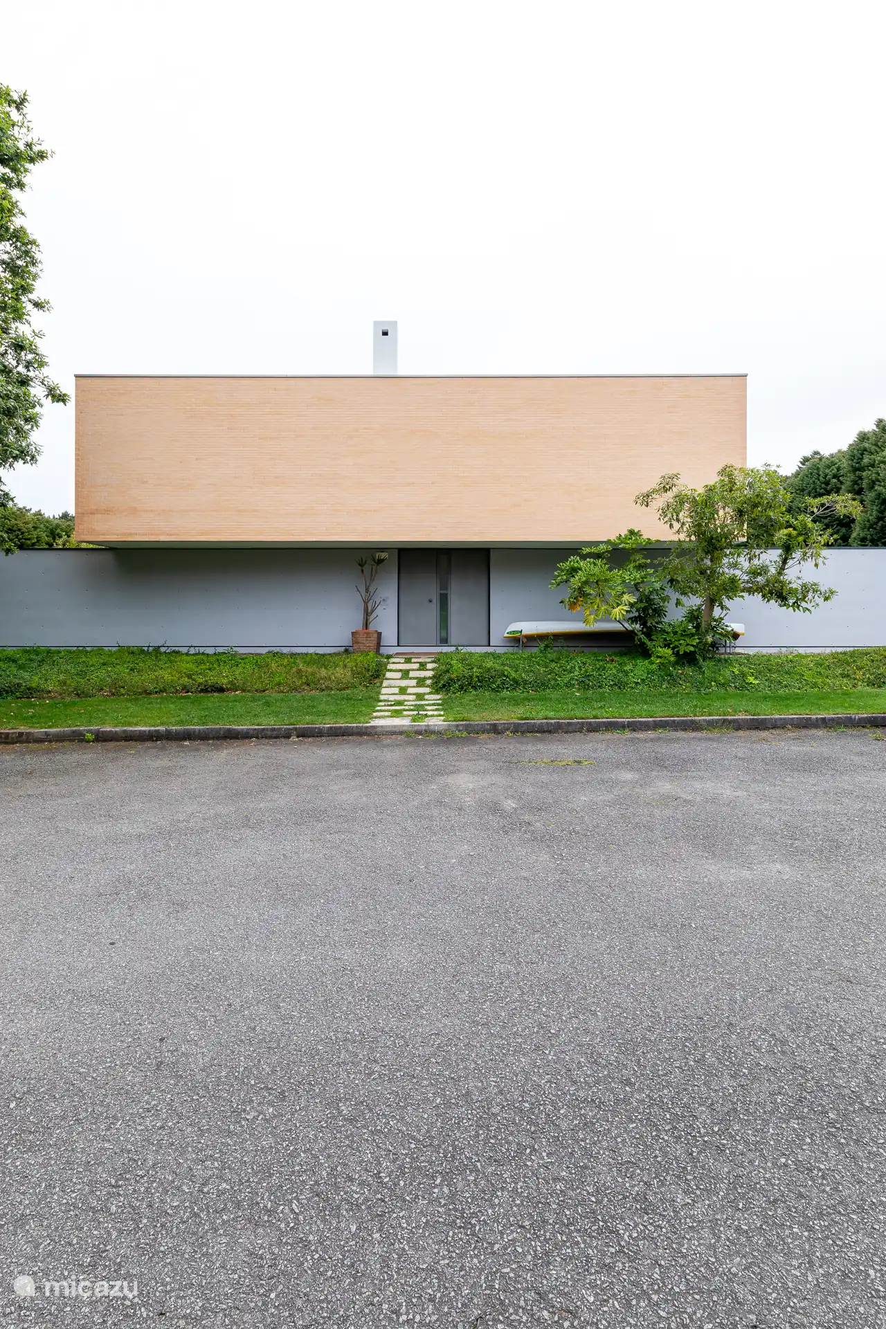 Blick auf das Haus von außen.