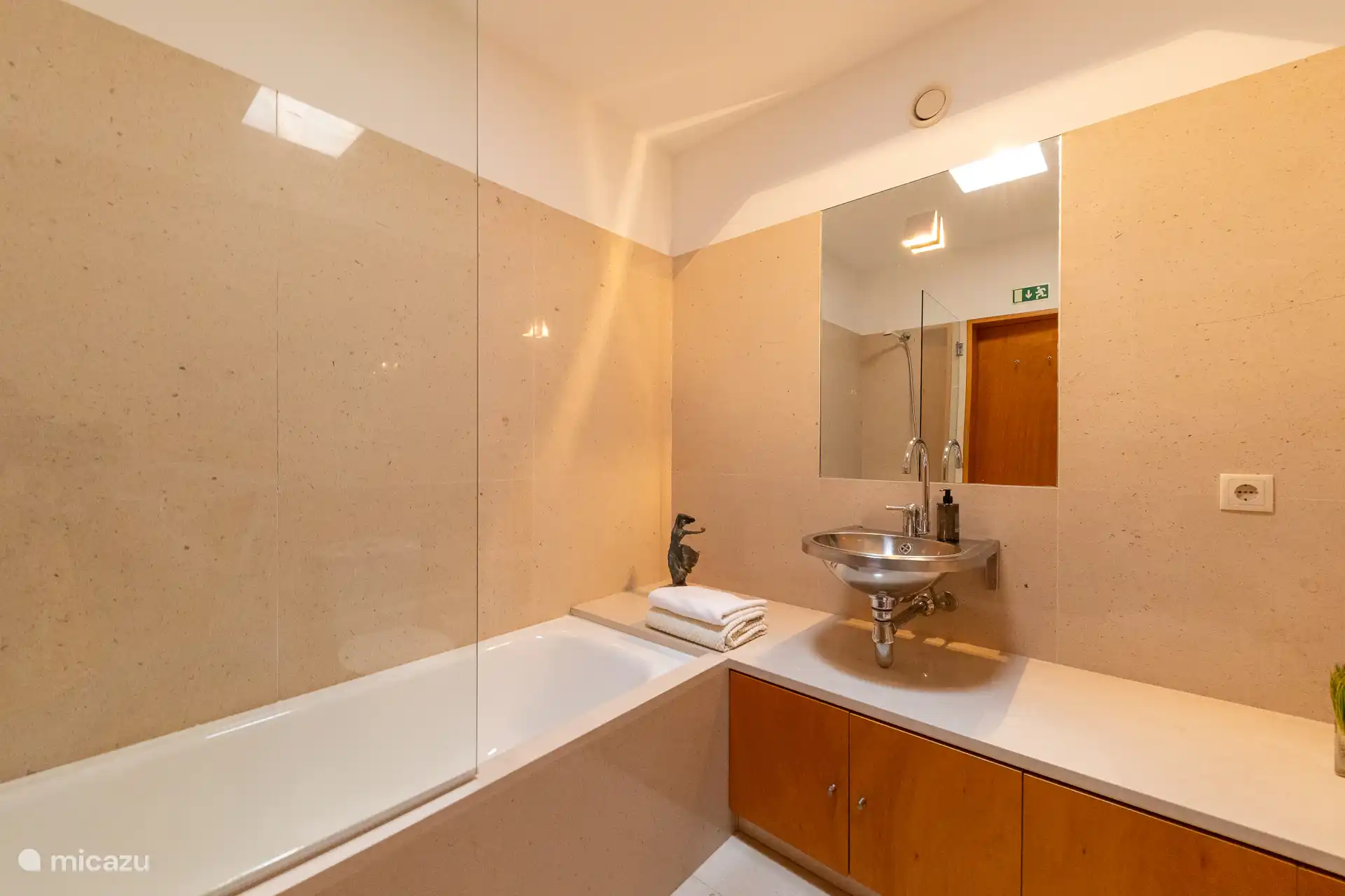 Geräumiges Gemeinschaftsbad, günstig zwischen den beiden Schlafzimmern gelegen.