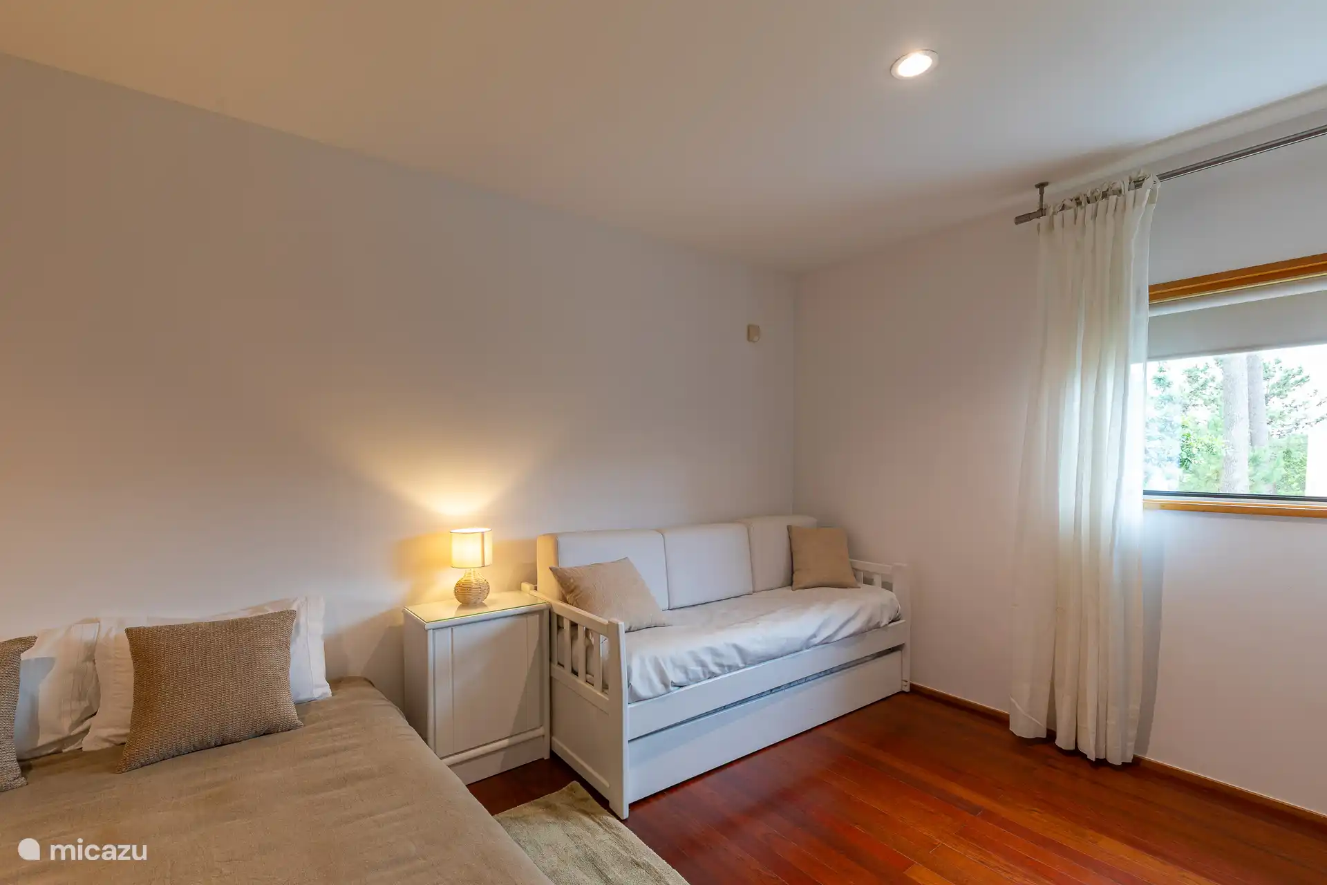 Elegantes Interieur des Zimmers, das seinen Komfort und Stil unterstreicht.