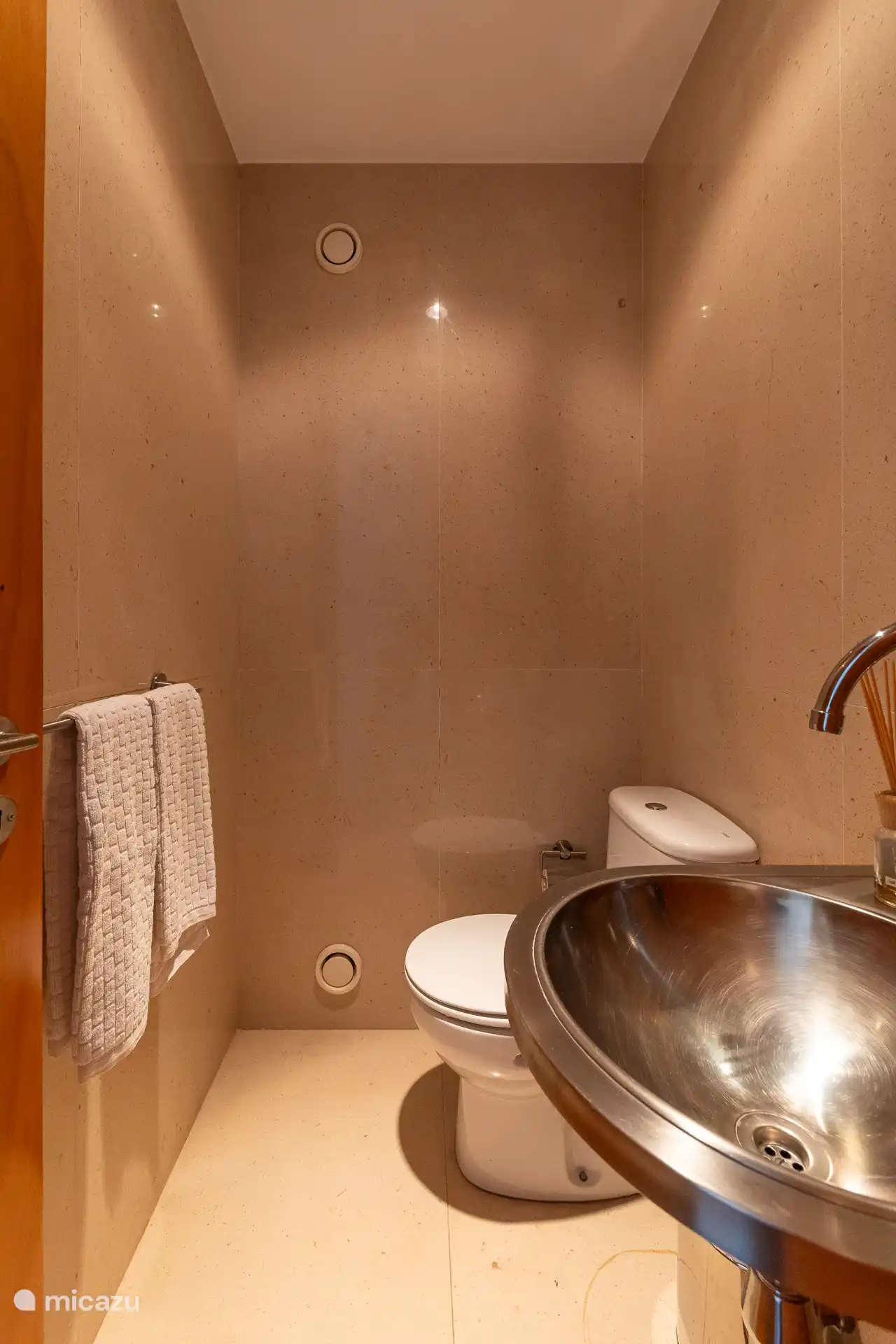 Modernes Badezimmer im Erdgeschoss, günstig in der Nähe des Wohnzimmers und der Küche gelegen.