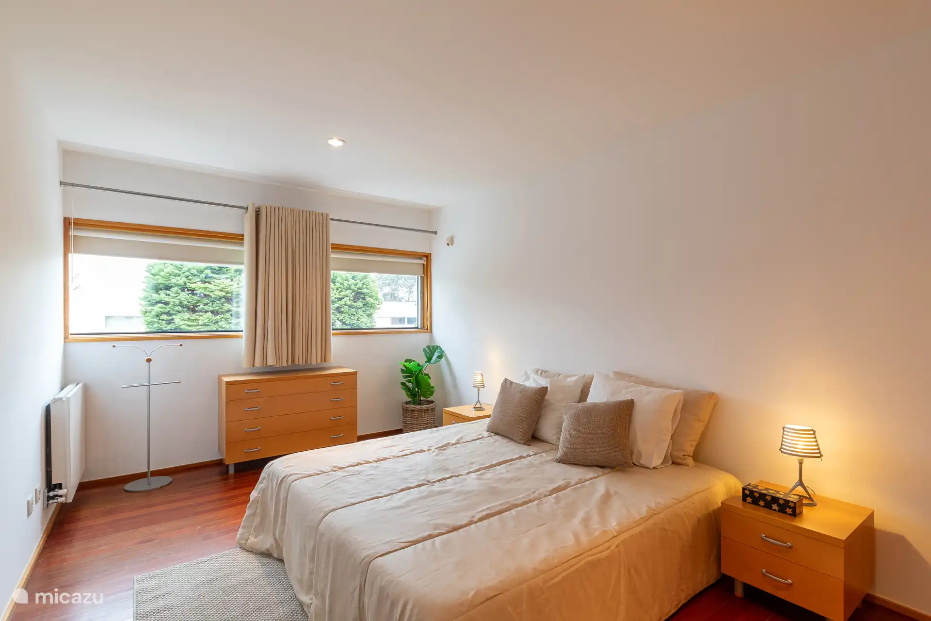 Elegantes Interieur des Zimmers, das seinen Komfort und Stil unterstreicht.