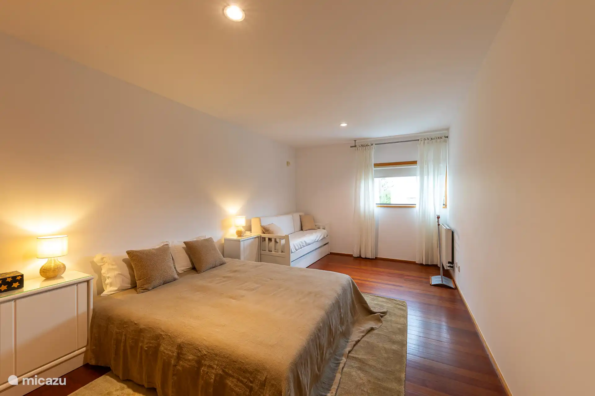 Elegantes Interieur des Zimmers, das seinen Komfort und Stil unterstreicht.