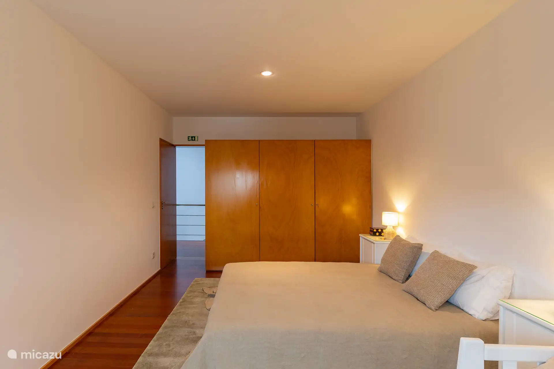 Elegantes Interieur des Zimmers, das seinen Komfort und Stil unterstreicht.