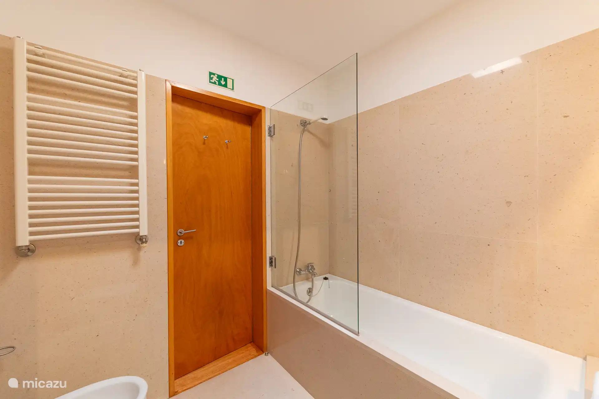 Geräumiges Gemeinschaftsbad, günstig zwischen den beiden Schlafzimmern gelegen.