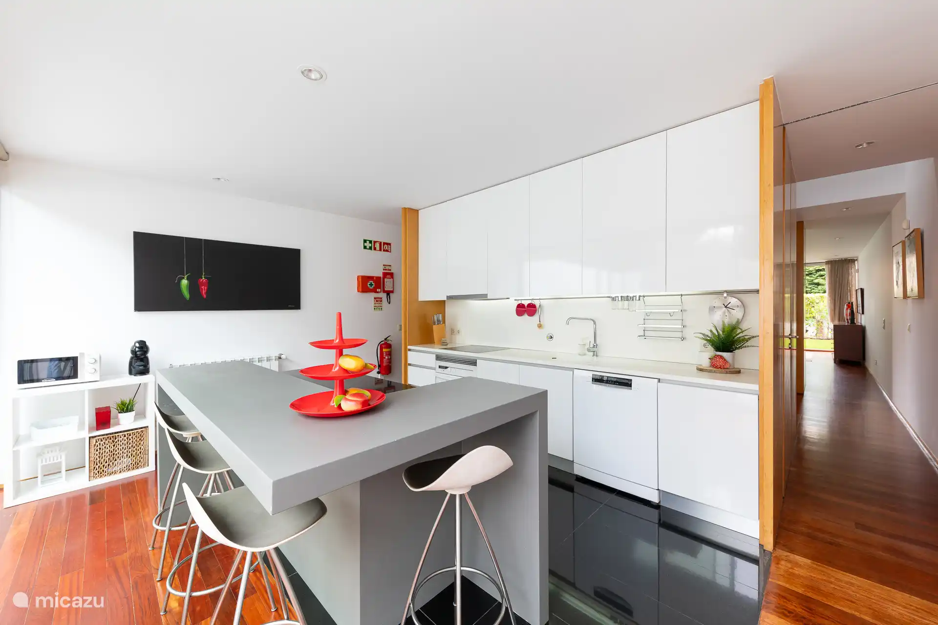 Helle, moderne Küche, komplett ausgestattet mit allem Notwendigen für ein herrliches Kocherlebnis.