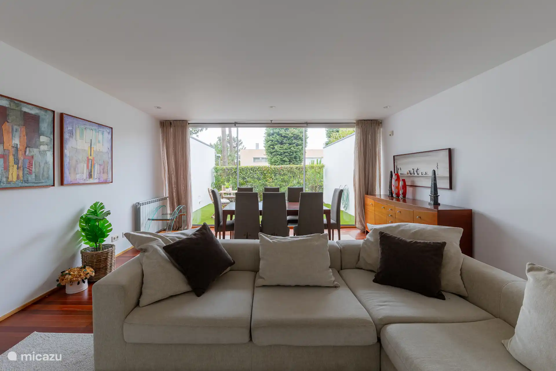 Geräumiges Interieur im Wohnzimmer mit einem Esstisch, einem gemütlichen Sofa und einem TV mit einer großen Auswahl an Kabelkanälen.