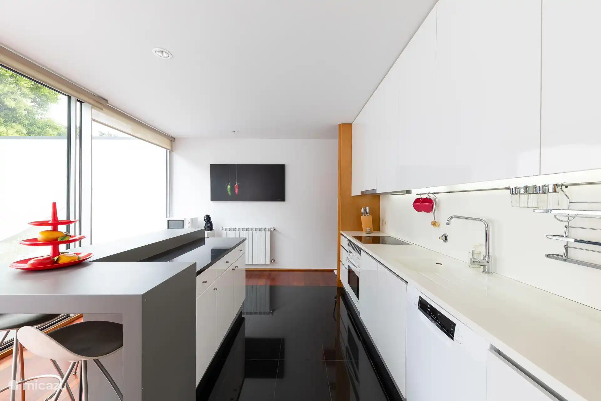 Helle, moderne Küche, komplett ausgestattet mit allem Notwendigen für ein herrliches Kocherlebnis.