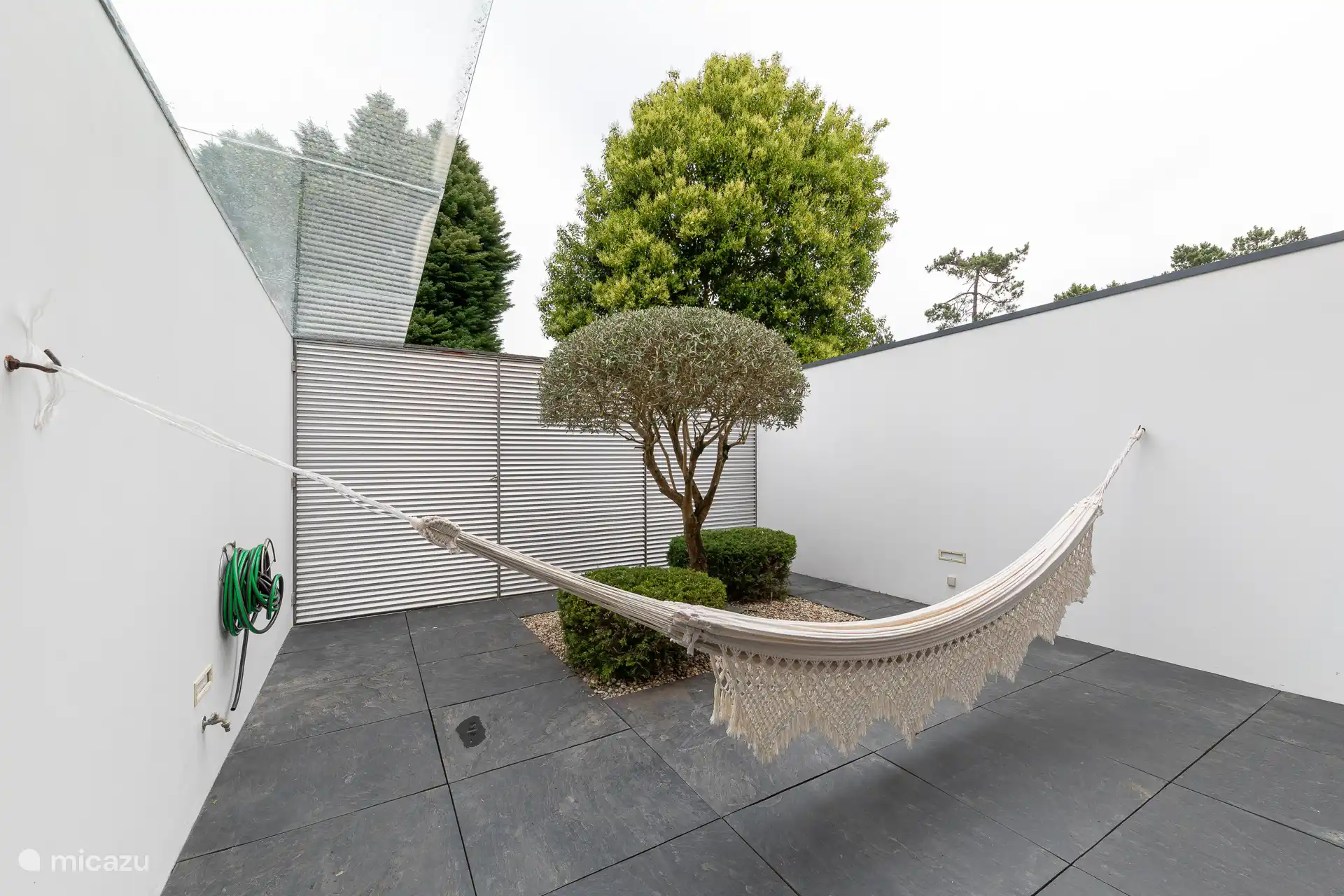 Terrasse neben der Küche, komplett mit einer Hängematte zum Entspannen.