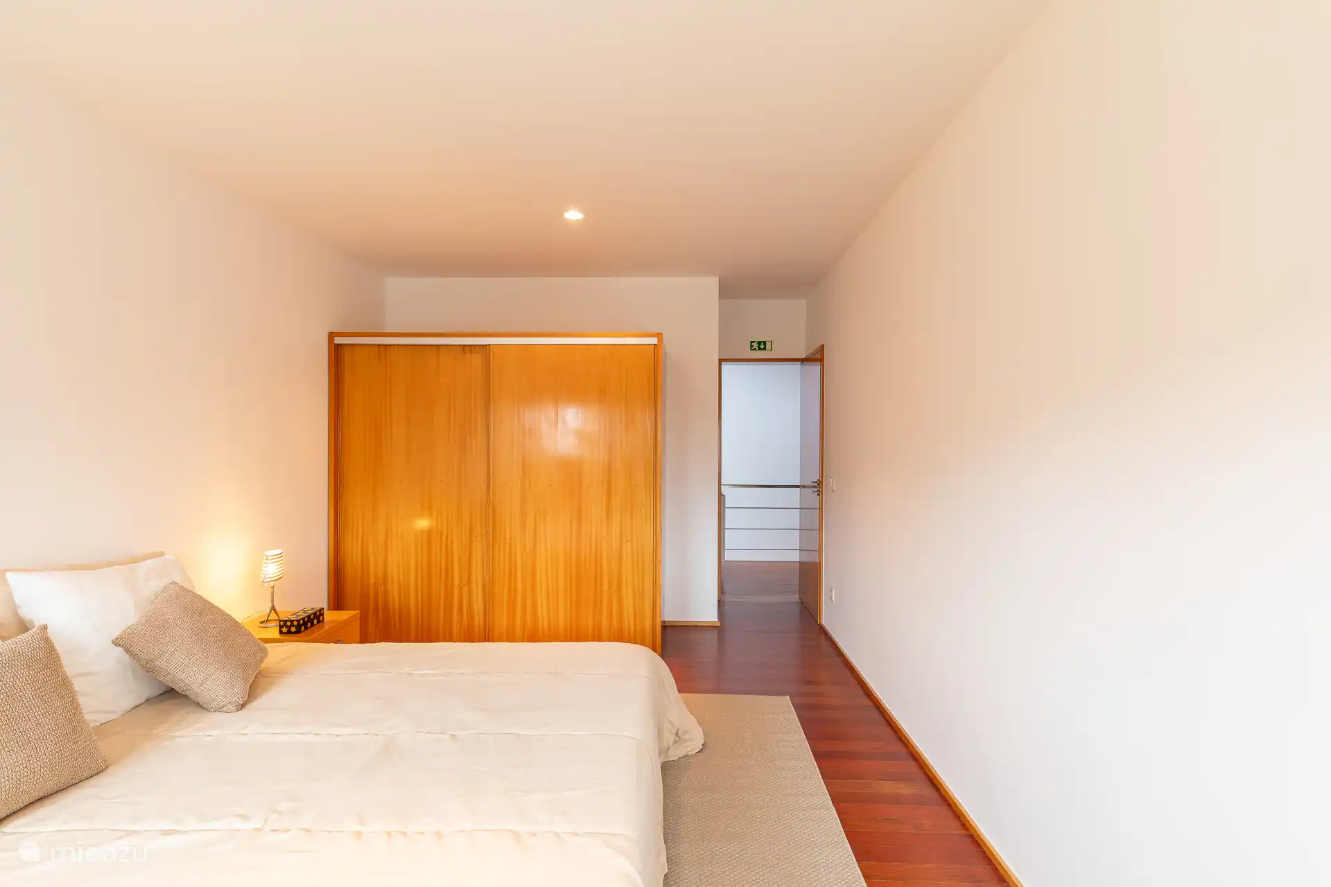 Elegantes Interieur des Zimmers, das seinen Komfort und Stil unterstreicht.