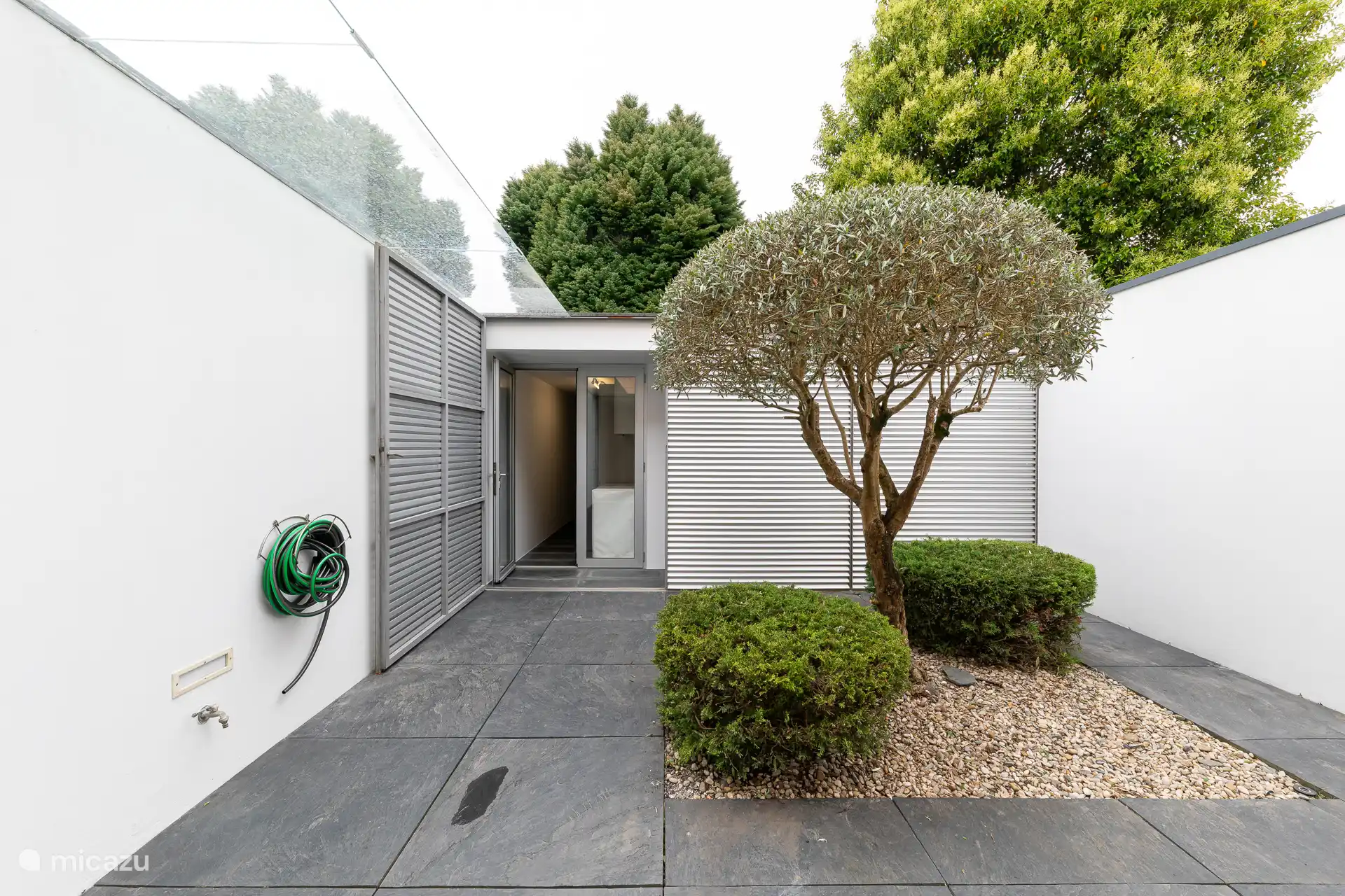 Terrasse neben der Küche.