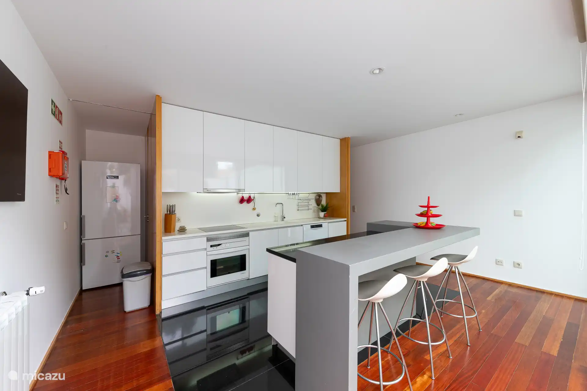 Helle, moderne Küche, komplett ausgestattet mit allem Notwendigen für ein herrliches Kocherlebnis.