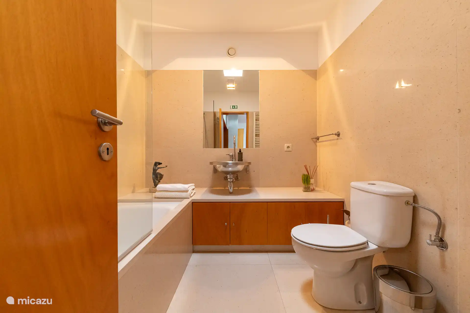 Geräumiges Gemeinschaftsbad, günstig zwischen den beiden Schlafzimmern gelegen.