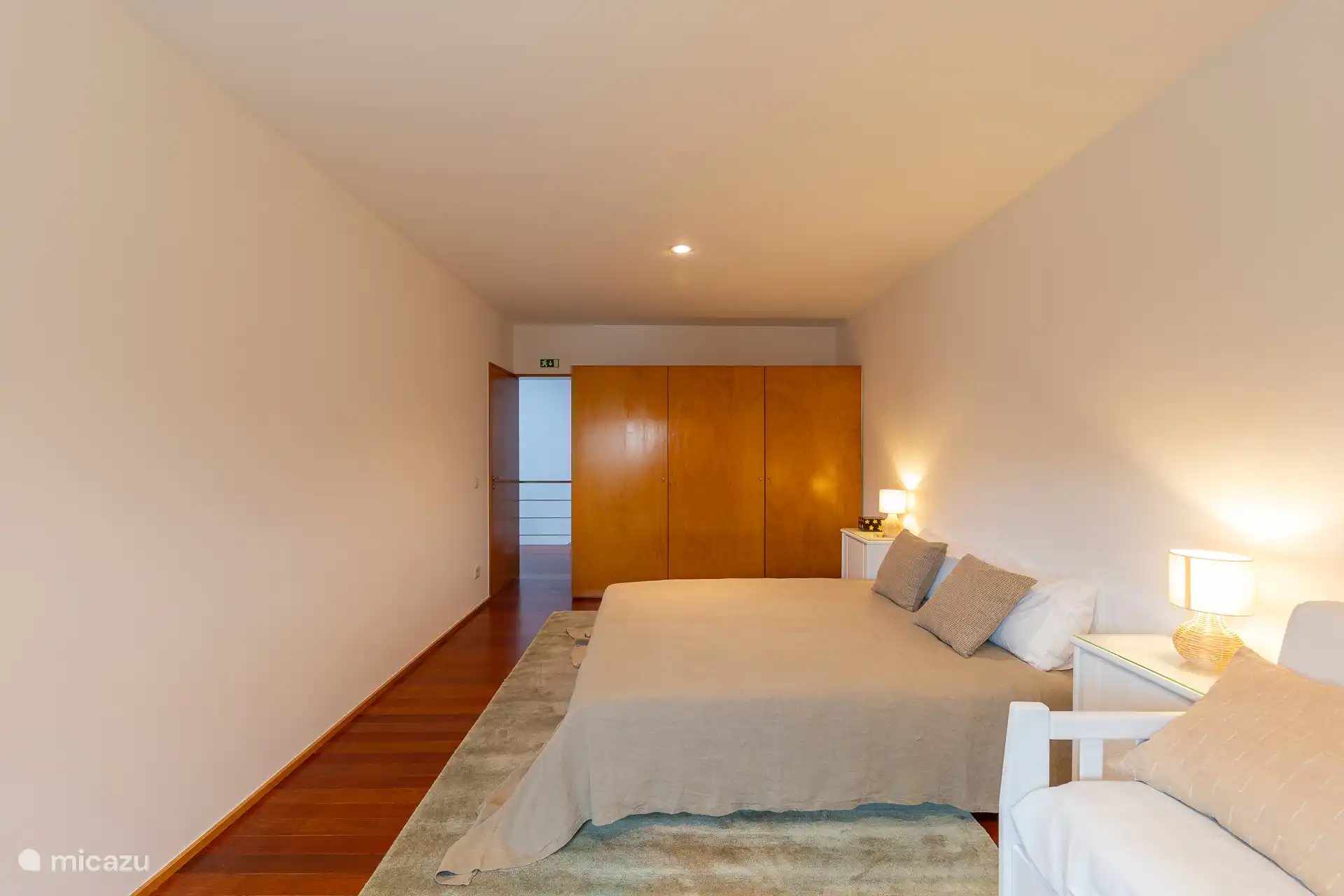 Elegantes Interieur des Zimmers, das seinen Komfort und Stil unterstreicht.