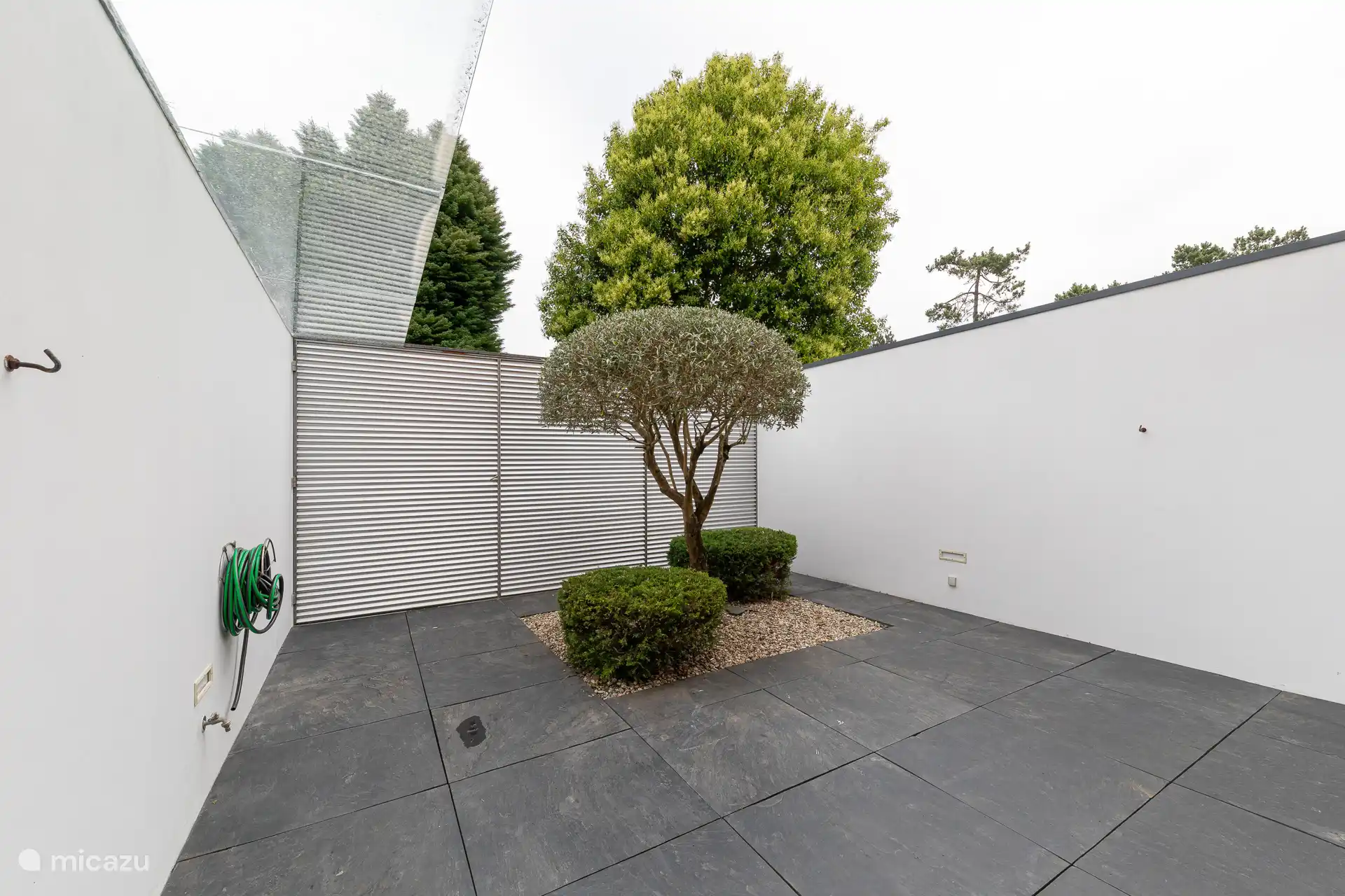 Terrasse neben der Küche.