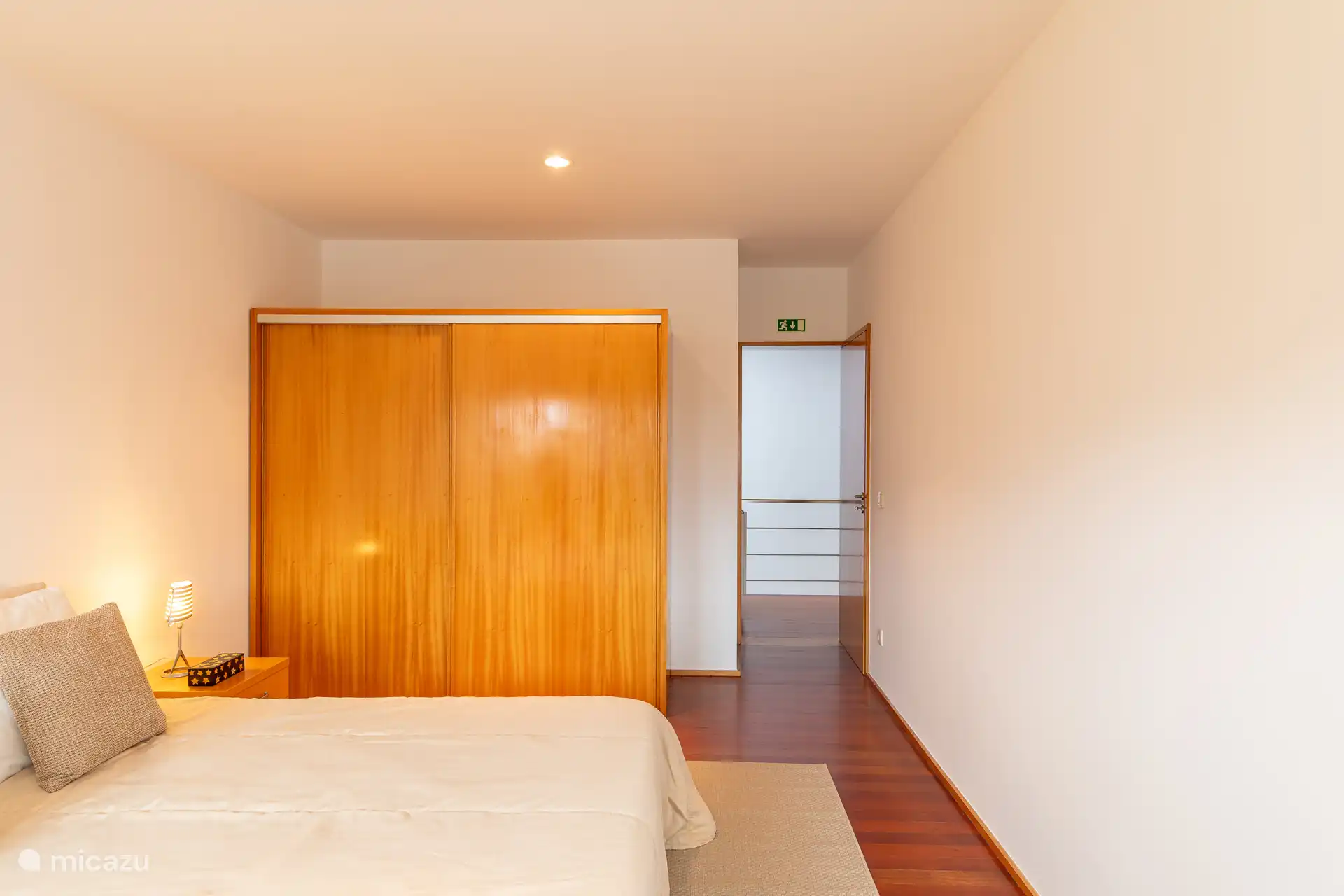 Elegantes Interieur des Zimmers, das seinen Komfort und Stil unterstreicht.